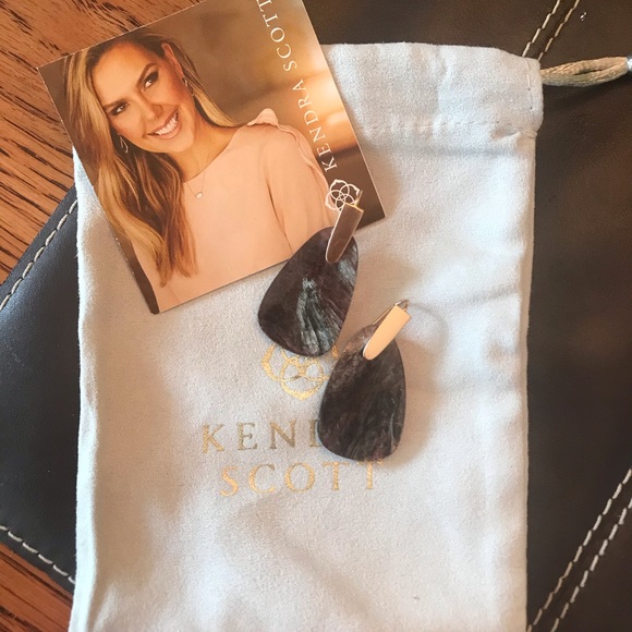 Gorgeous KendraScott Earrings - Picture 1 of 2